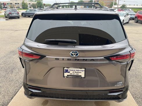 Used 2021 Toyota Sienna XSE w/ XSE Plus Package image 7