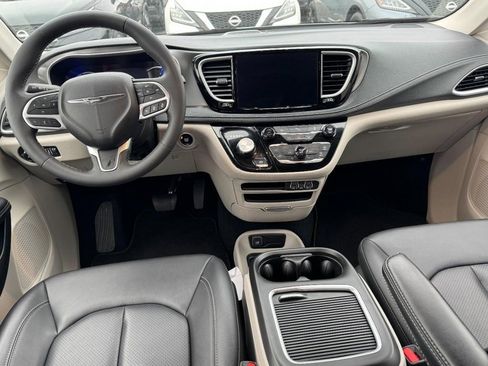 Used 2024 Chrysler Pacifica Select image 12
