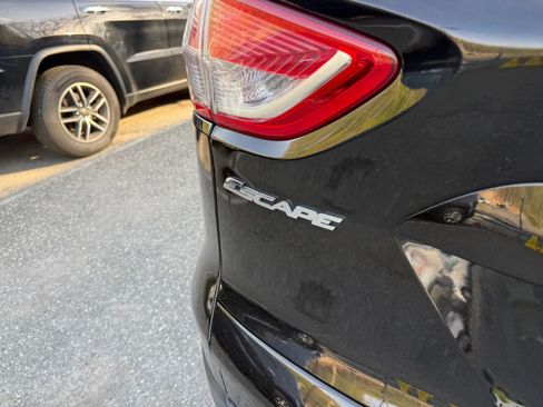 Used 2016 Ford Escape SE AWD/4WD image 9