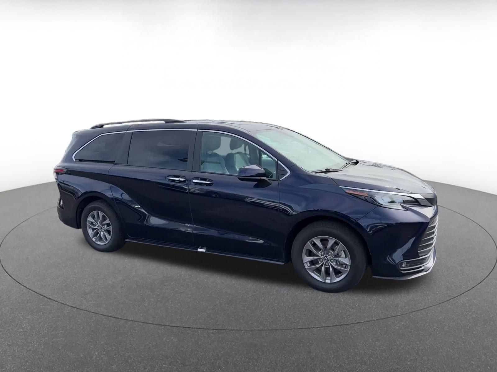 Used 2025 Toyota Sienna XLE FWD image 2