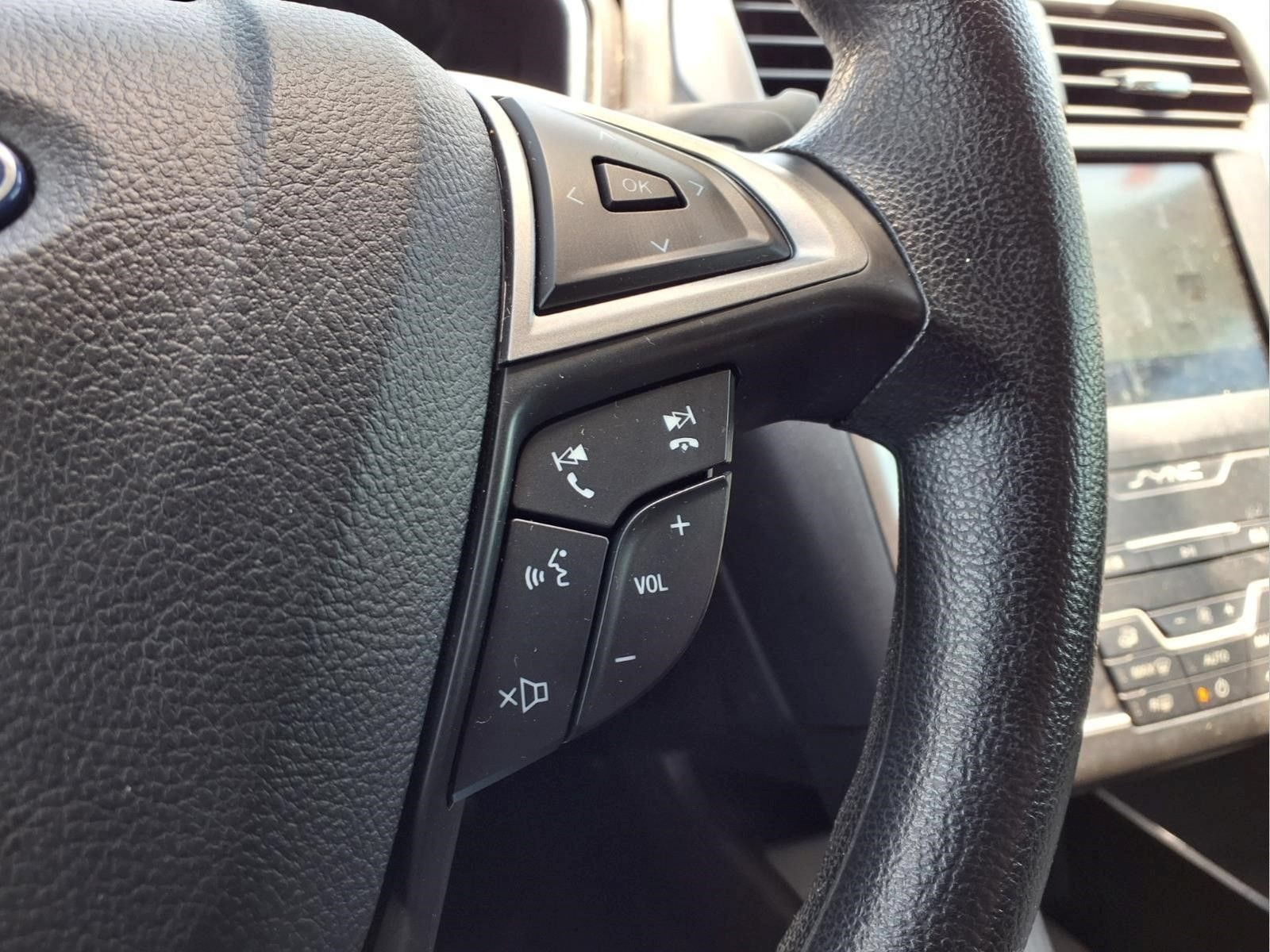 Used 2020 Ford Fusion SE FWD image 17