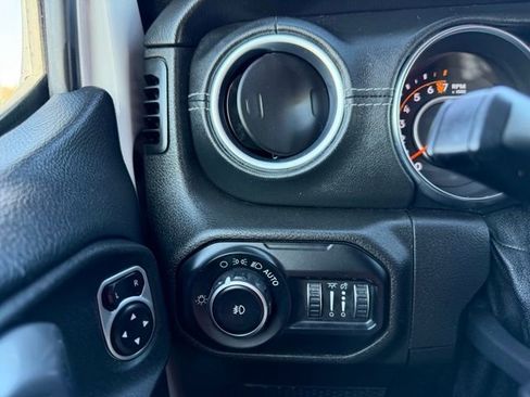 Used 2018 Jeep Wrangler Unlimited Sahara w/ Quick Order Package 24M Moab image 18