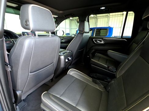 Used 2023 GMC Yukon XL SLT w/ SLT Premium Package image 20