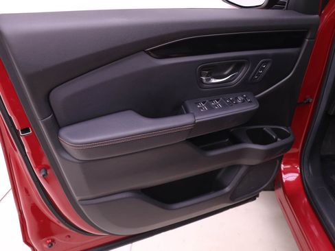 Used 2025 Honda Pilot TrailSport image 9