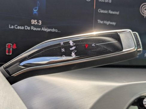 Used 2026 Cadillac Vistiq Luxury image 9