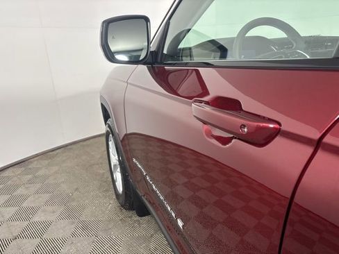 Used 2024 Jeep Grand Cherokee L Laredo image 12