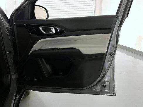 Used 2022 Jeep Compass Limited image 16