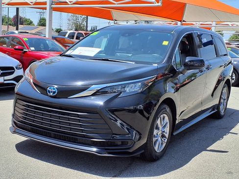 Certified 2025 Toyota Sienna LE FWD image 3