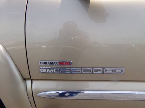 Used 2004 GMC Sierra 2500 SLE w/ Heavy-Duty Power Package AWD/4WD image 3