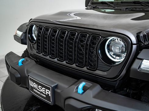 Used 2024 Jeep Wrangler Unlimited image 3