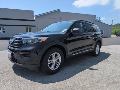 Used 2020 Ford Explorer XLT AWD/4WD image 2