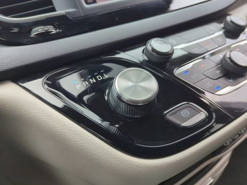 Used 2023 Chrysler Voyager LX image 12