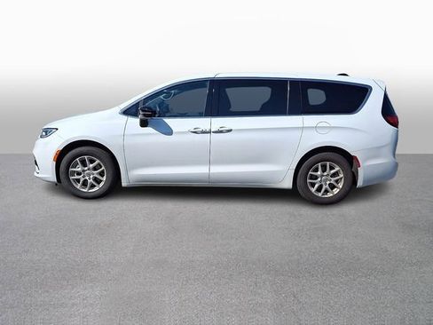 Used 2025 Chrysler Pacifica Select image 7