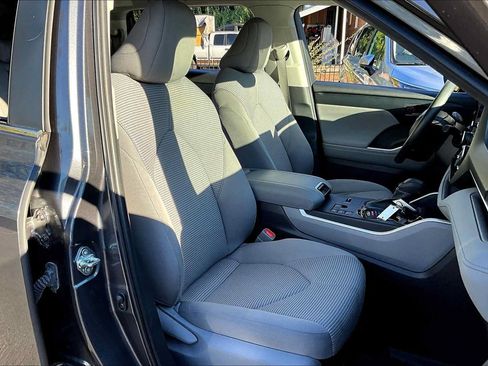 Used 2023 Toyota Highlander L FWD image 9