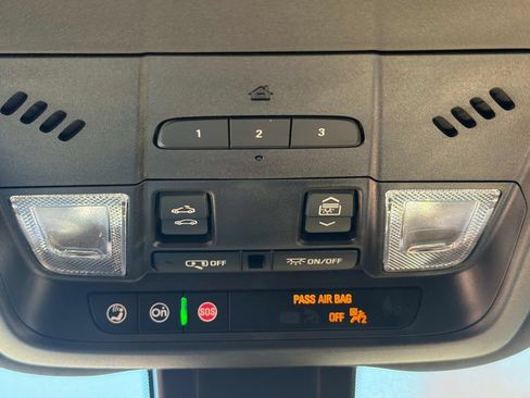 Used 2024 Chevrolet Equinox Premier AWD/4WD image 35