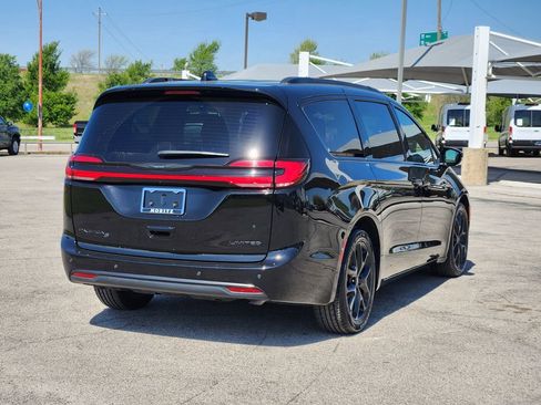 Used 2025 Chrysler Pacifica Limited FWD image 5