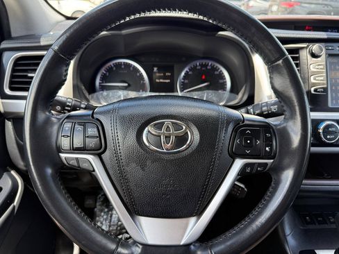 Used 2019 Toyota Highlander XLE AWD/4WD image 36