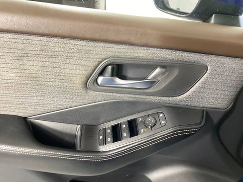 Used 2023 Nissan Rogue SV image 11