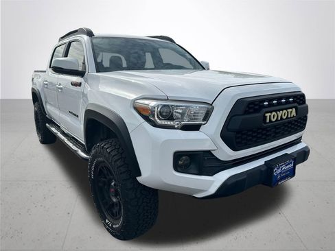 Used 2017 Toyota Tacoma TRD Off-Road image 5