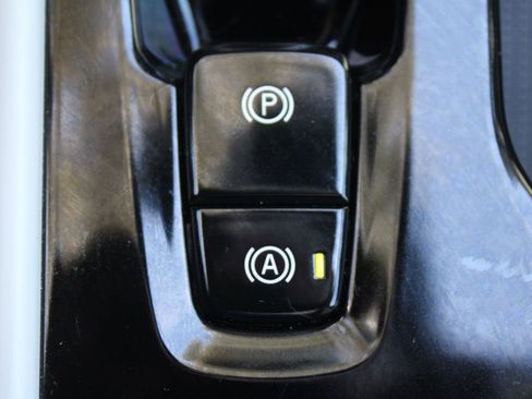 Used 2023 Volvo XC40 B5 Plus w/ Protection Package Premier image 37