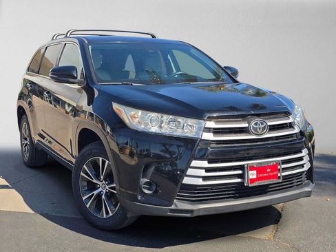 Used 2018 Toyota Highlander LE FWD image 1