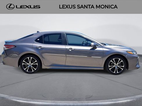 Used 2019 Toyota Camry SE w/ Convenience Package FWD image 4