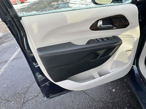 Used 2022 Chrysler Pacifica Limited image 17