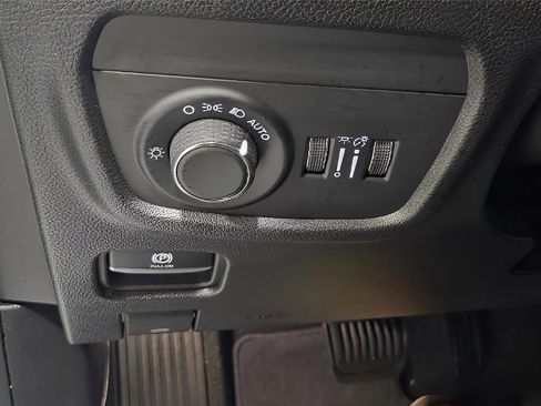 Used 2023 Jeep Grand Cherokee Laredo image 9