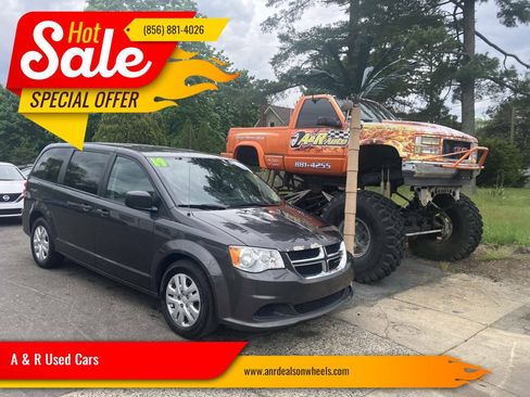 Used 2019 Dodge Grand Caravan SE w/ UConnect Hands-Free Group FWD image 1