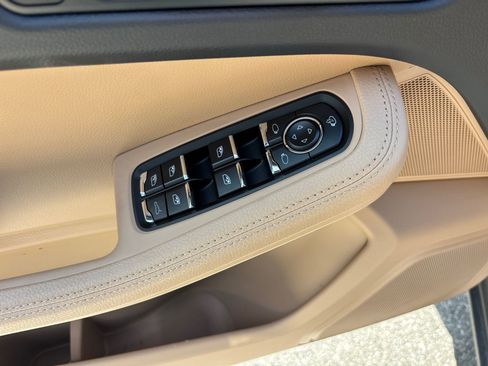 Used 2026 Porsche Macan AWD/4WD image 19