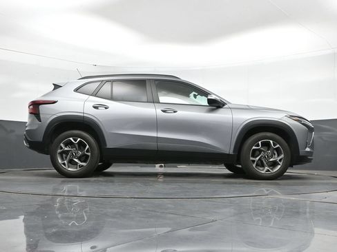 Used 2025 Chevrolet Trax LT FWD image 41