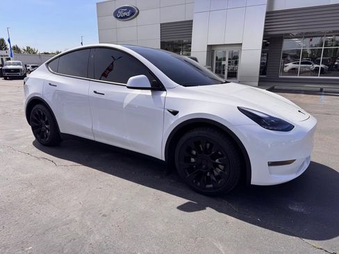 Used 2024 Tesla Model Y Long Range AWD/4WD image 3