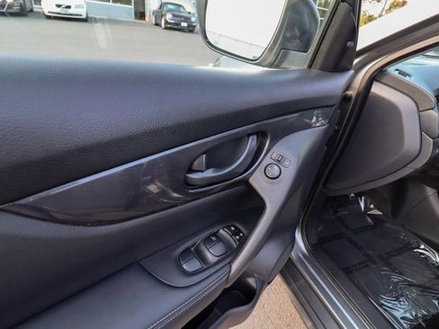 Used 2020 Nissan Rogue S image 38