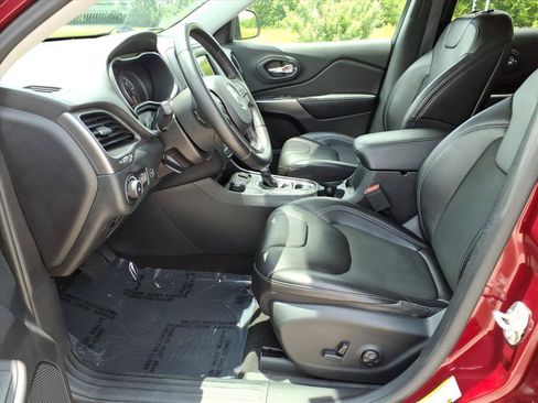 Used 2019 Jeep Cherokee Latitude Plus w/ Comfort/Convenience Group AWD/4WD image 22