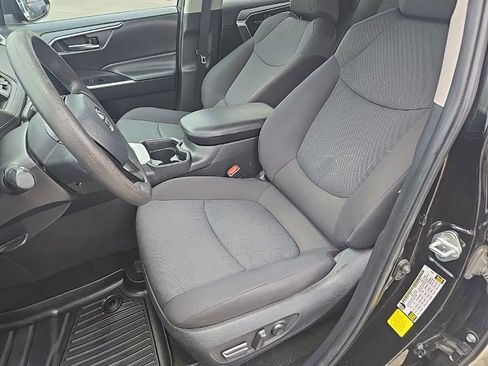 Used 2021 Toyota RAV4 XLE image 16