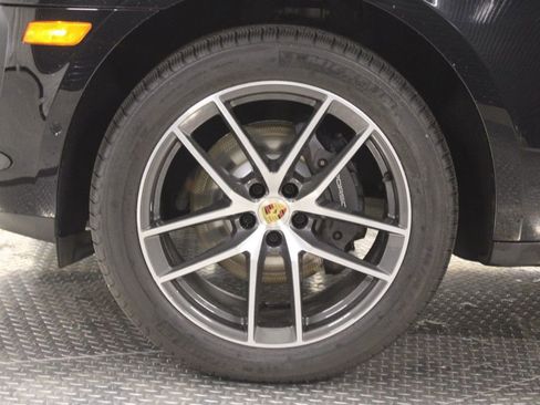 Certified 2022 Porsche Macan AWD/4WD image 16