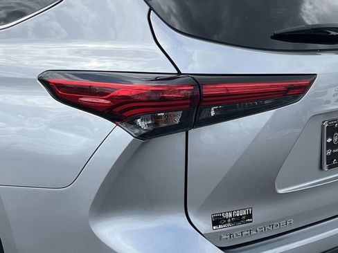 Used 2022 Toyota Highlander XLE image 10