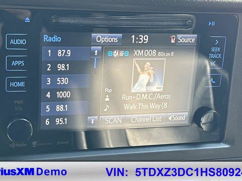 Used 2017 Toyota Sienna SE image 27