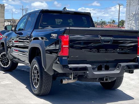 Used 2025 Toyota Tacoma TRD Off-Road AWD/4WD image 4