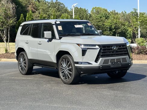 Used 2024 Lexus GX 550 w/ Accessory Package (2T) image 2