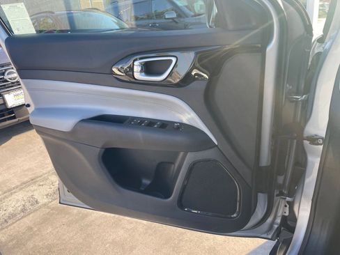 Used 2025 Jeep Compass Limited image 18