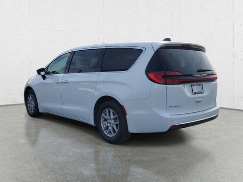 Used 2025 Chrysler Pacifica Select image 5