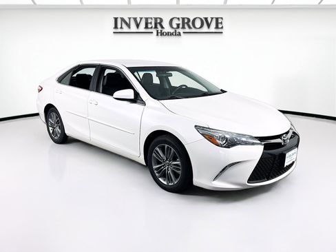 Used 2016 Toyota Camry SE image 3