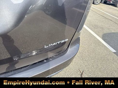 Used 2023 Chrysler Pacifica Limited image 6