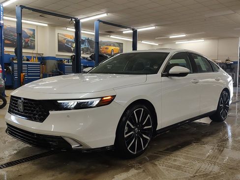 Used 2023 Honda Accord Touring image 3