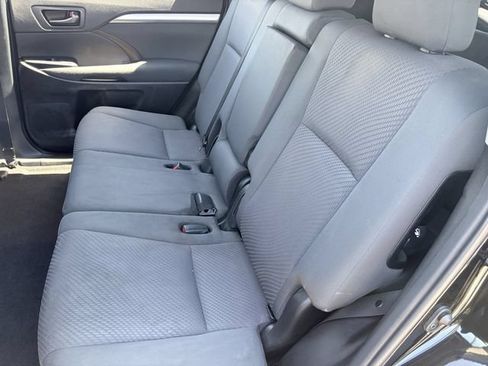 Used 2019 Toyota Highlander LE FWD image 18