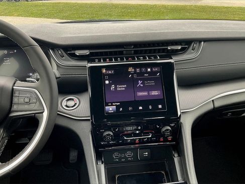 New 2025 Jeep Grand Cherokee Altitude image 7