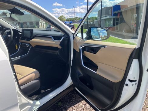Used 2021 Toyota RAV4 LE FWD image 23