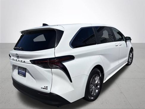 Used 2023 Toyota Sienna LE AWD/4WD image 7