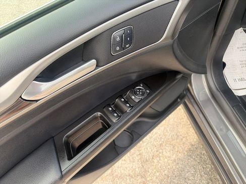 Used 2017 Ford Fusion SE w/ Fusion SE Technology Package FWD image 12